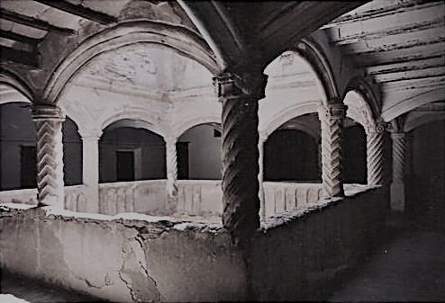 Patio interior porticado